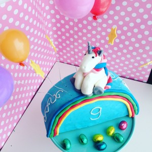 Regenbogen-Einhorn Kuchen